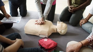 First aid with a paramedic from the Central Bohemia Region