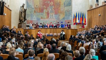 Univerzita Karlova má 23 nových profesorek a profesorů. Mezi nimi také Ruth Tachezy a Daniel Rösel